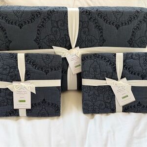 Washed Cotton Medallion Quilt Set in Midnight Blue.